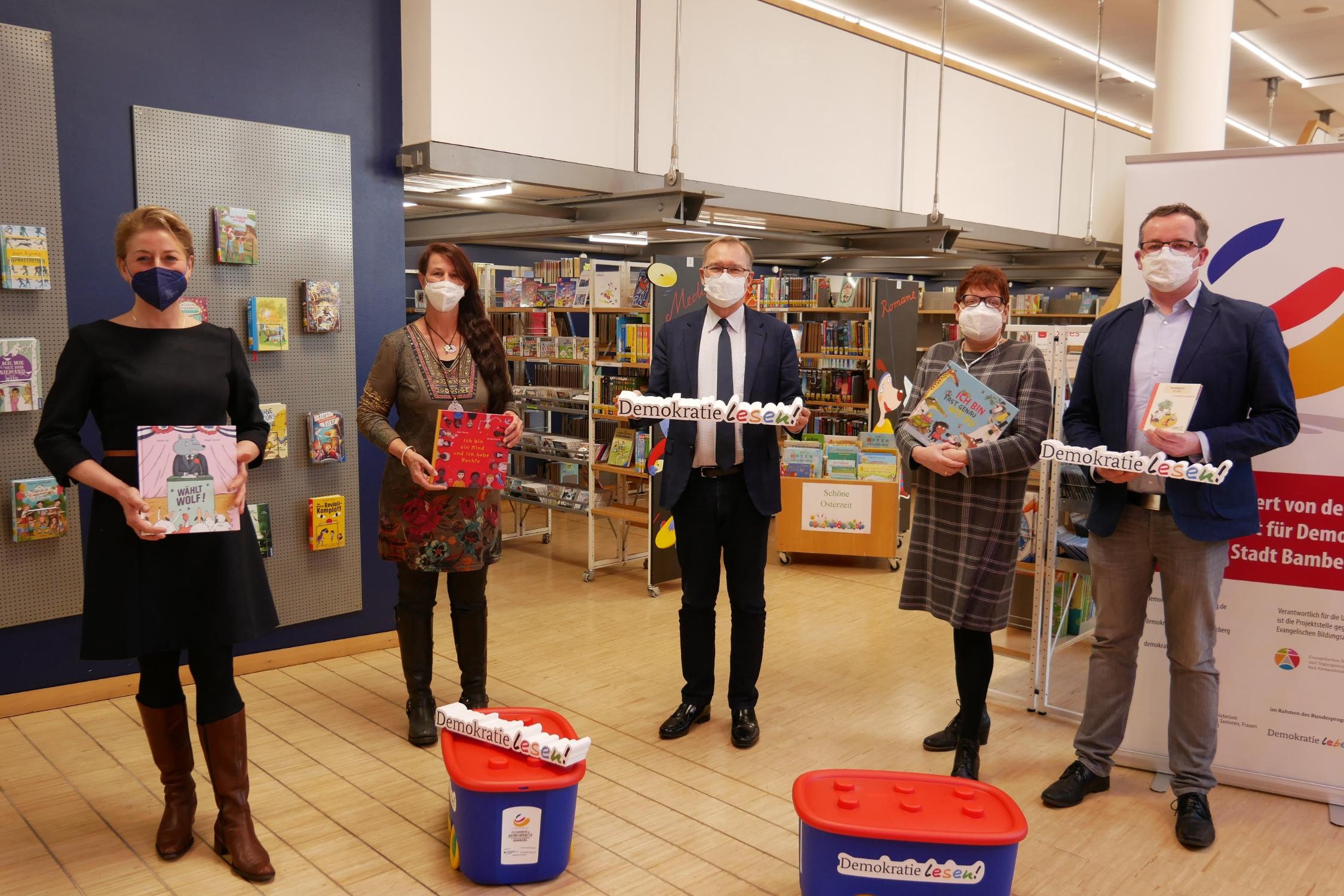 „Demokratie lesen“ – 23 Geschichten, die Kinder stärken (von Stephanie Schirken-Gerster & Dr. Ulrike Roppelt)