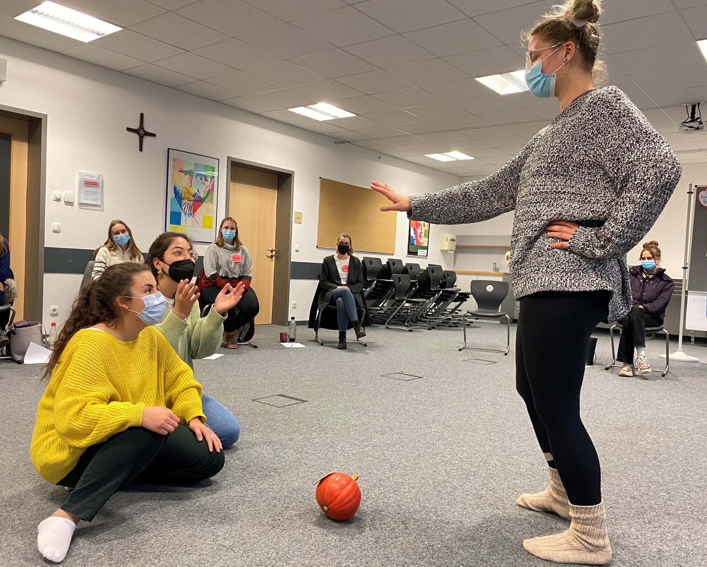 „Die Kunst, einen Kürbis zu teilen“ - Demokratie (er)leben mit Betzavta