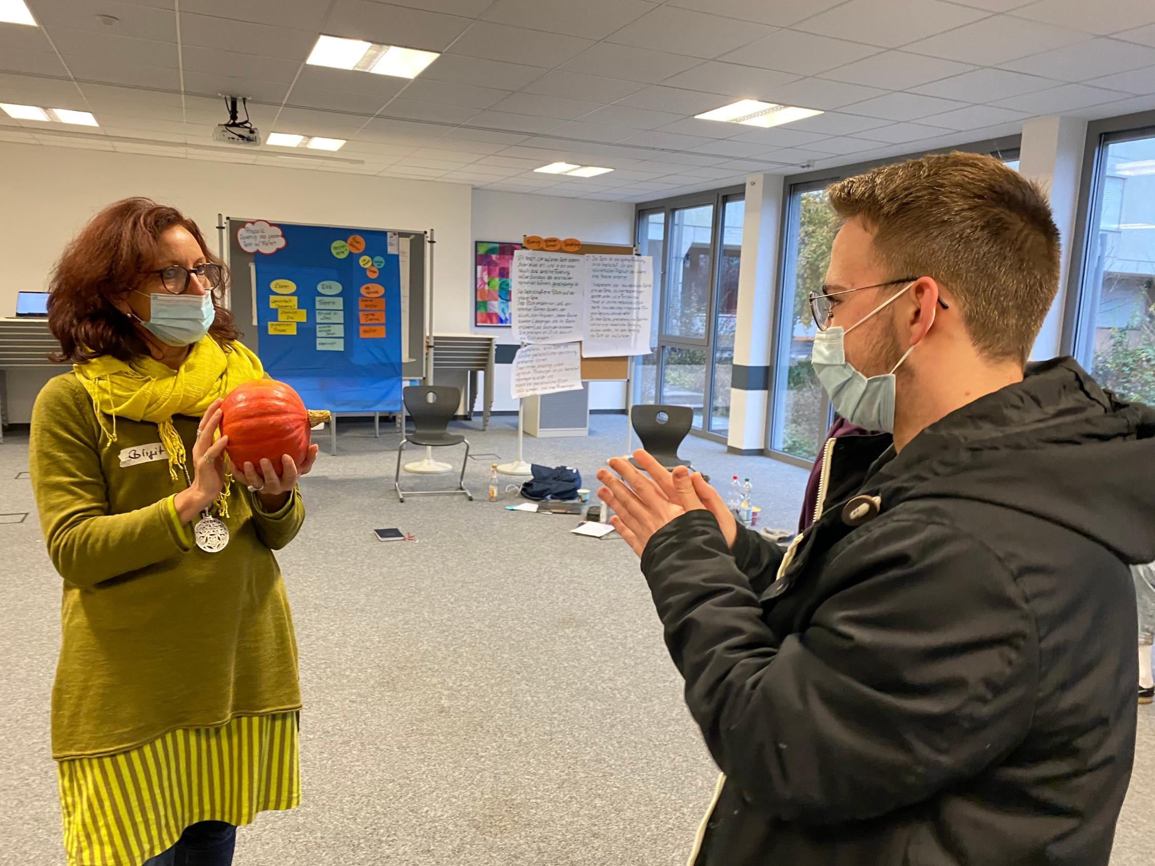 „Die Kunst, einen Kürbis zu teilen“ - Demokratie (er)leben mit Betzavta