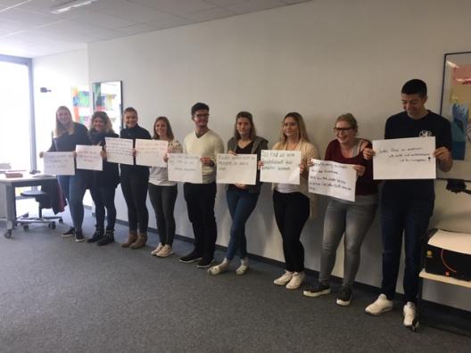 'Wer aber vor der Vergangenheit die Augen verschließt, wird blind für die Gegenwart.' (Richard von Weizäcker)Ein Thementag in den ersten Kursen zum 9. November  (von Dr. Ulrike Roppelt)