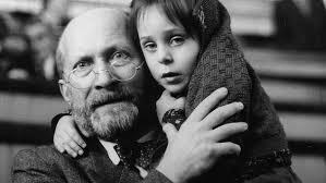 'Wer aber vor der Vergangenheit die Augen verschließt, wird blind für die Gegenwart.' (Richard von Weizäcker)Ein Thementag in den ersten Kursen zum 9. November  (von Dr. Ulrike Roppelt)