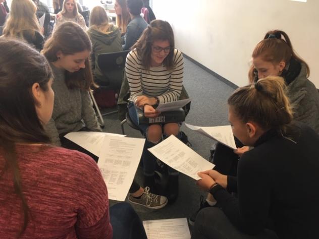 'Wer aber vor der Vergangenheit die Augen verschließt, wird blind für die Gegenwart.' (Richard von Weizäcker)Ein Thementag in den ersten Kursen zum 9. November  (von Dr. Ulrike Roppelt)