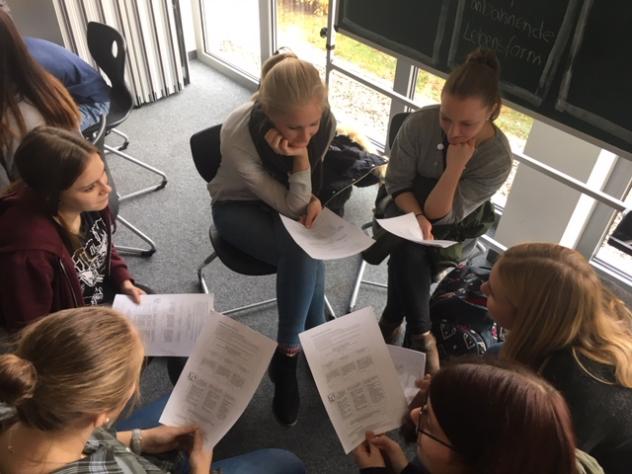 'Wer aber vor der Vergangenheit die Augen verschließt, wird blind für die Gegenwart.' (Richard von Weizäcker)Ein Thementag in den ersten Kursen zum 9. November  (von Dr. Ulrike Roppelt)