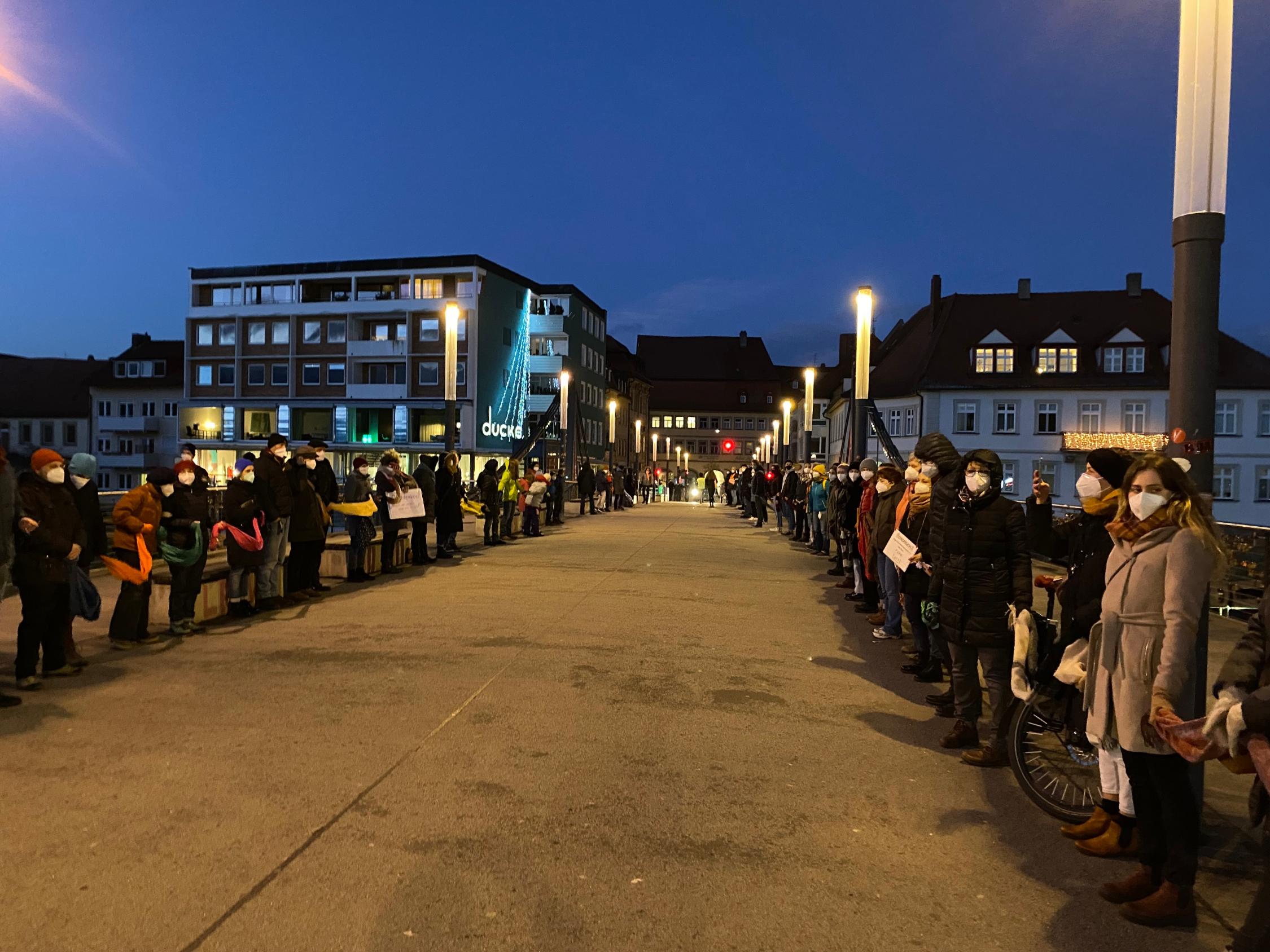 Solidarische Menschenkette