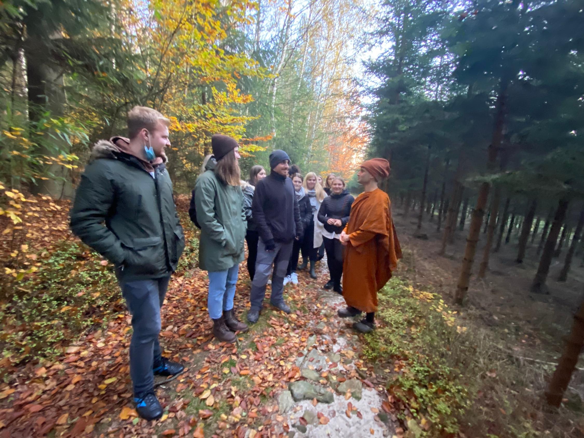 Wie wollen wir leben - Besuch im buddh. Kloster