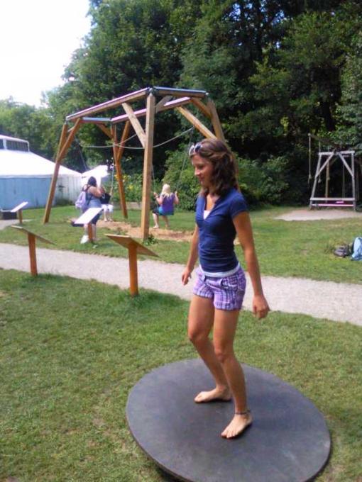 allein auf der kleinen Balance-Scheibe